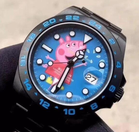 The pattern on the blue dial makes the watch more adorable.