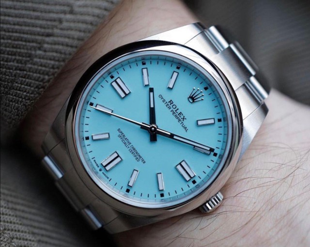 The special blue dial makes this cheap fake Rolex more elegant.