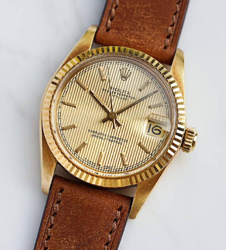1:1 replica watches become brilliant for the gold colored dials.