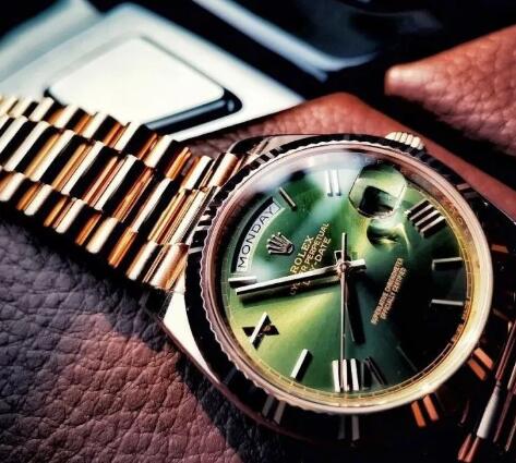 Olive green dial endows the timepiece with eye-catching appearance.