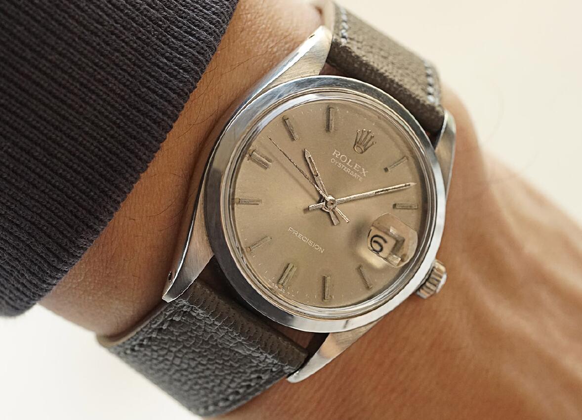 Swiss fake watches efficiently interpret the vintage feeling.