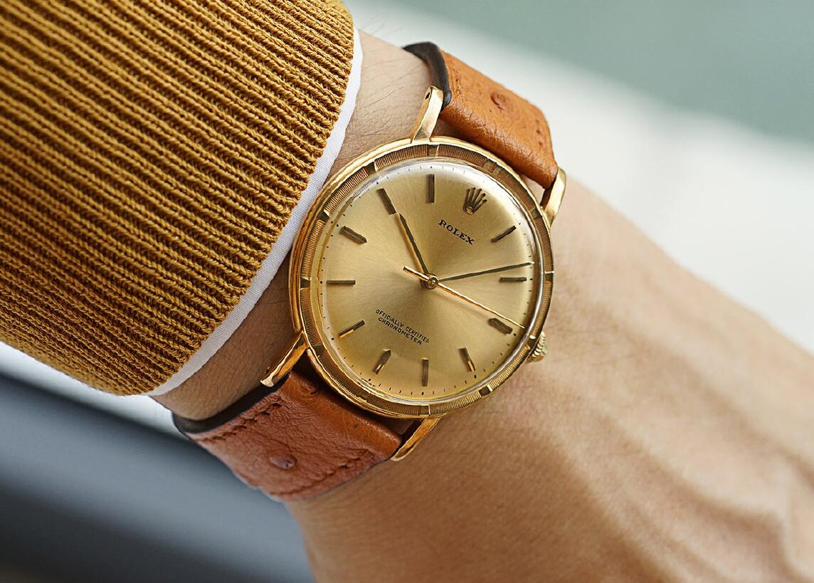 Online replica watches are set with luxury gold material.